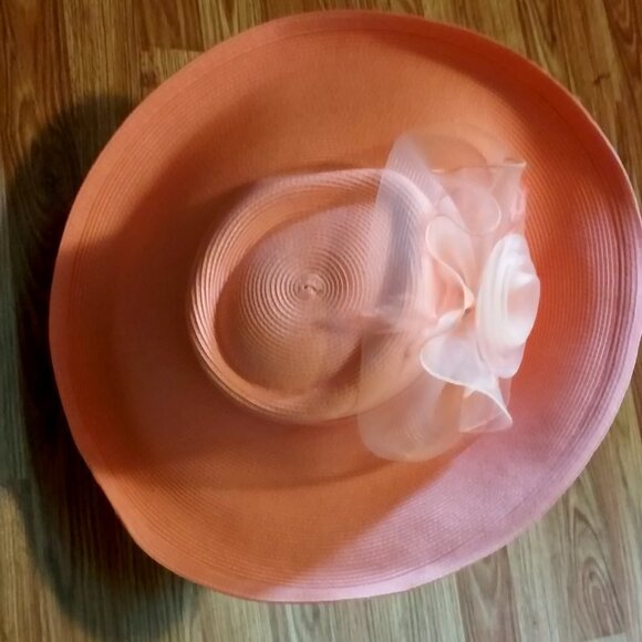August Hat Company Large 16" Across Beautiful Peach Color Smoke Smell Never Worn - Picture 1 of 9